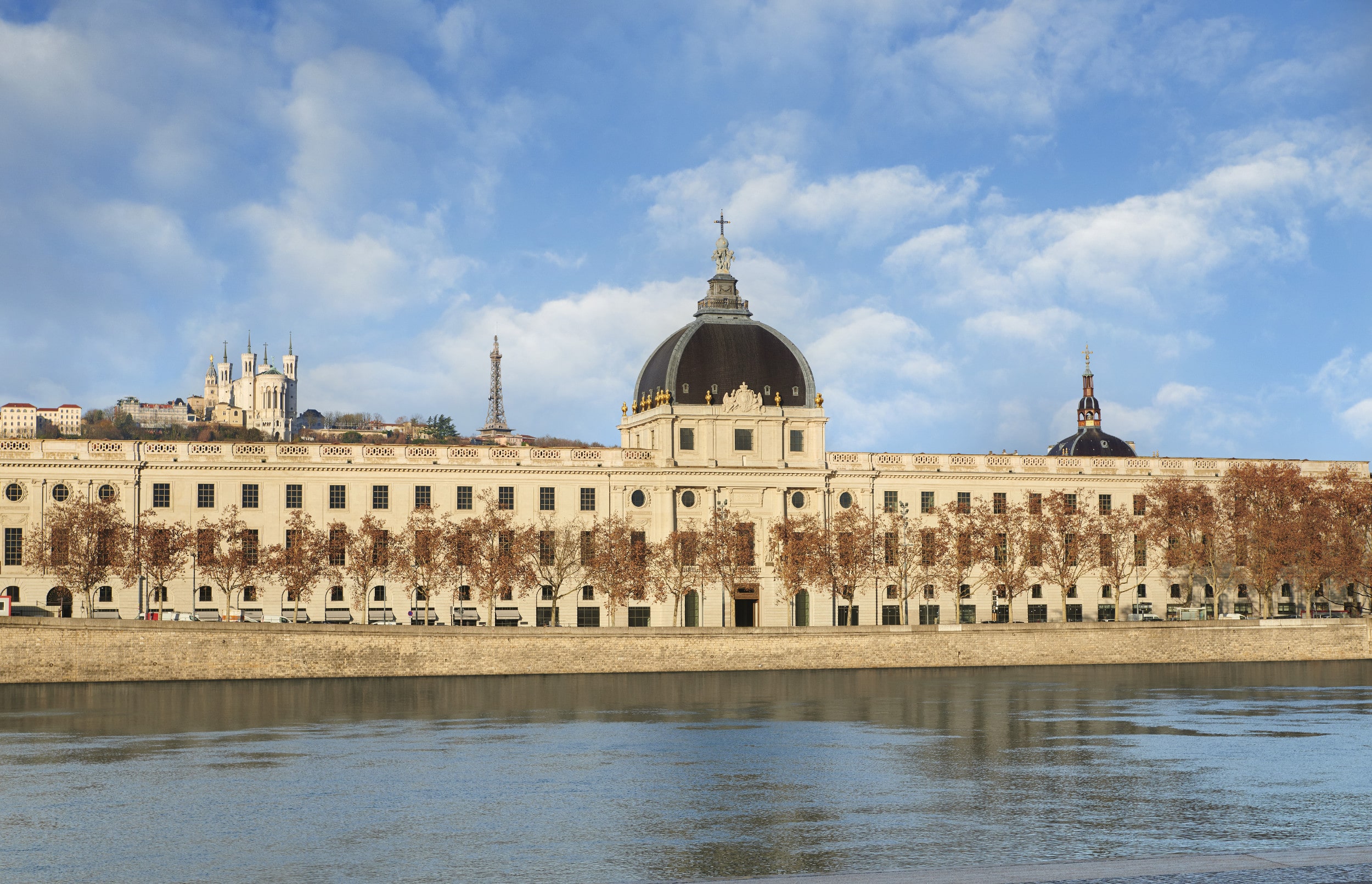 Bannière d'accueil pour la transformation digitale d'InterContinental Hotels par Netsive, illustrant l'élégance et le luxe.